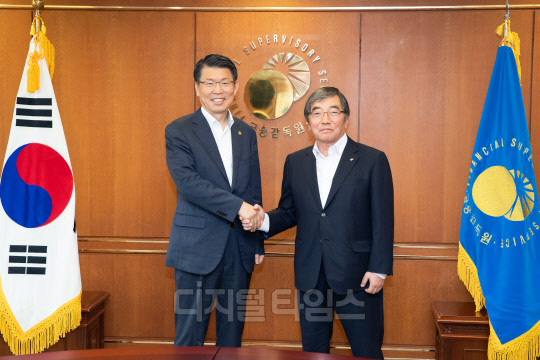 은성수 금융위원장과 윤석헌 금융감독원장이 19일 금융감독원에서 만나  악수를 하고 있다. 금융위원회 제공